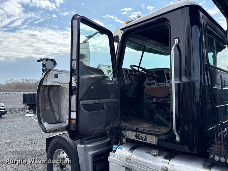 image for item YA1851 2018 Mack GU713 roll-off container truck