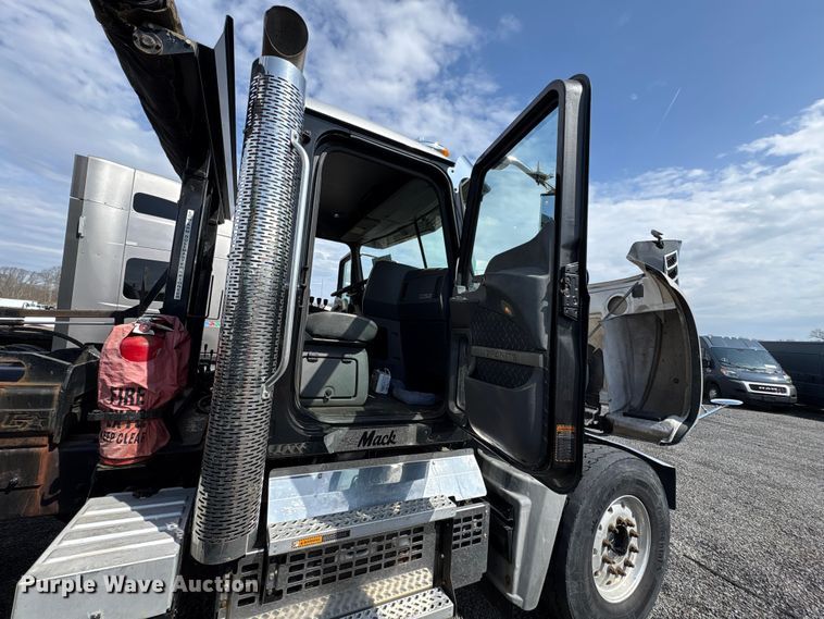 image for item YA1851 2018 Mack GU713 roll-off container truck