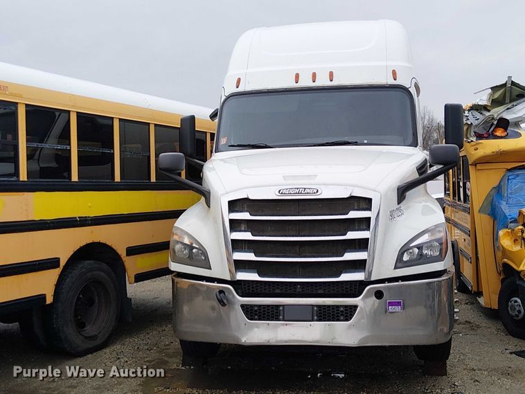 image for item YA1859 2019 Freightliner Cascadia semi truck