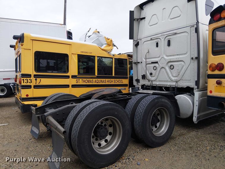 image for item YA1859 2019 Freightliner Cascadia semi truck