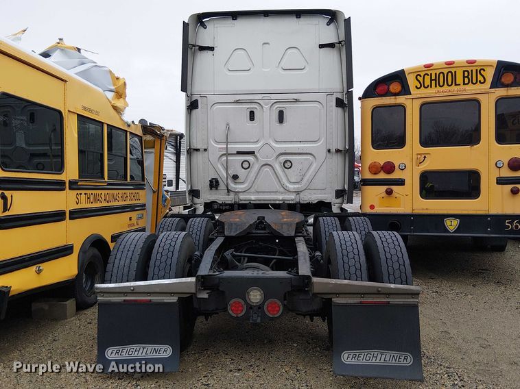 image for item YA1859 2019 Freightliner Cascadia semi truck