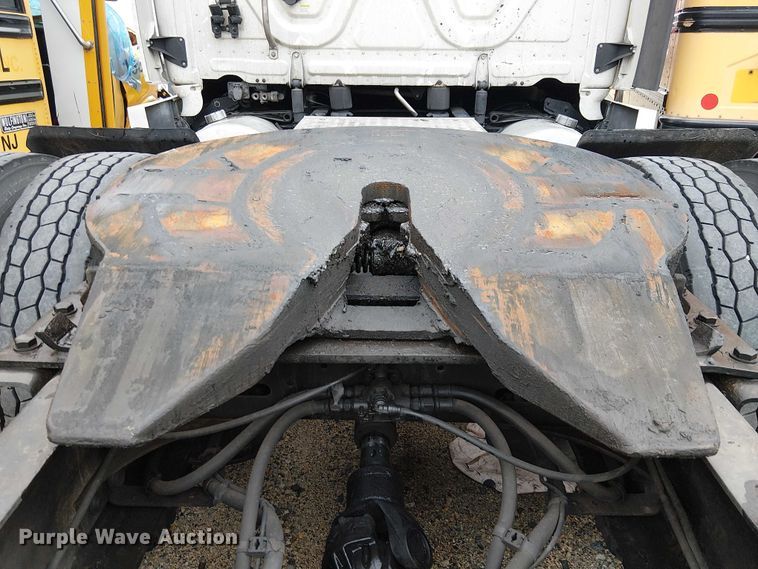 image for item YA1859 2019 Freightliner Cascadia semi truck