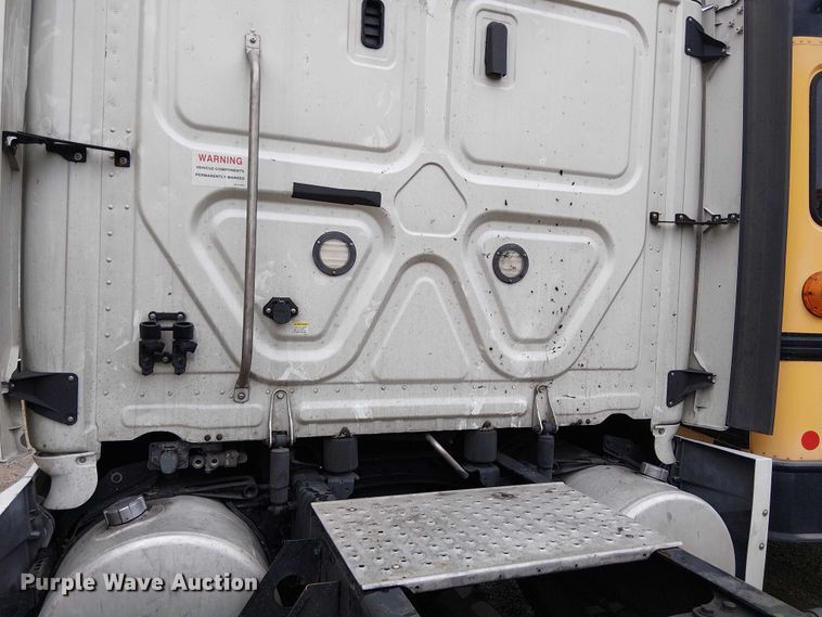 image for item YA1859 2019 Freightliner Cascadia semi truck