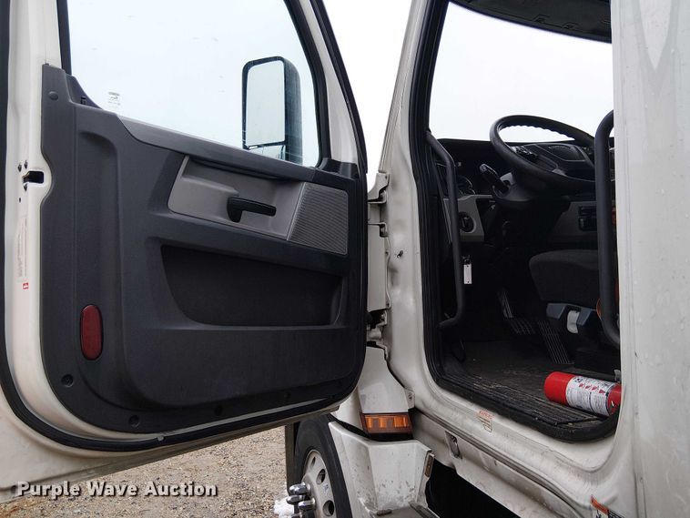 image for item YA1859 2019 Freightliner Cascadia semi truck