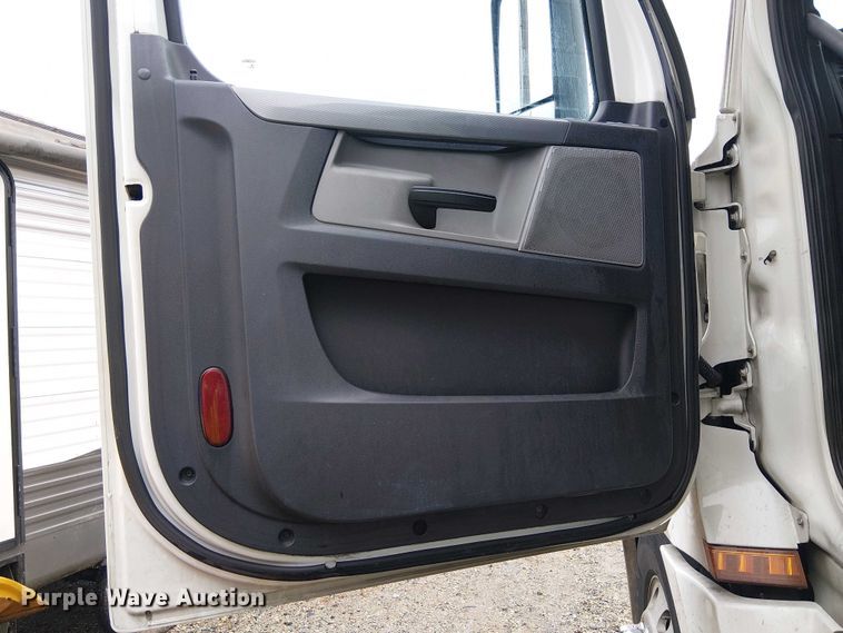 image for item YA1859 2019 Freightliner Cascadia semi truck