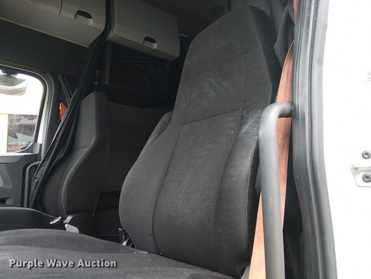 image for item YA1859 2019 Freightliner Cascadia semi truck