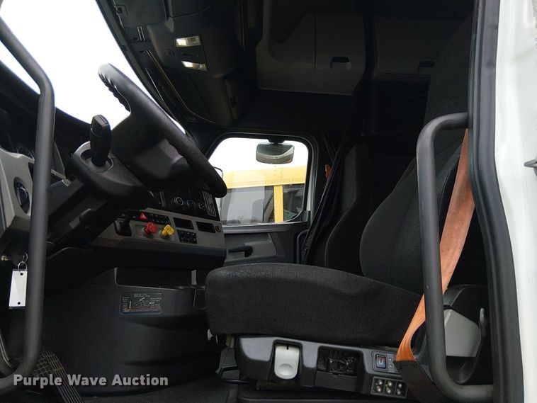 image for item YA1859 2019 Freightliner Cascadia semi truck