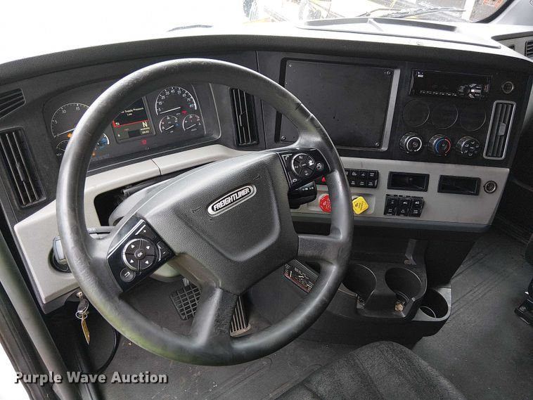 image for item YA1859 2019 Freightliner Cascadia semi truck