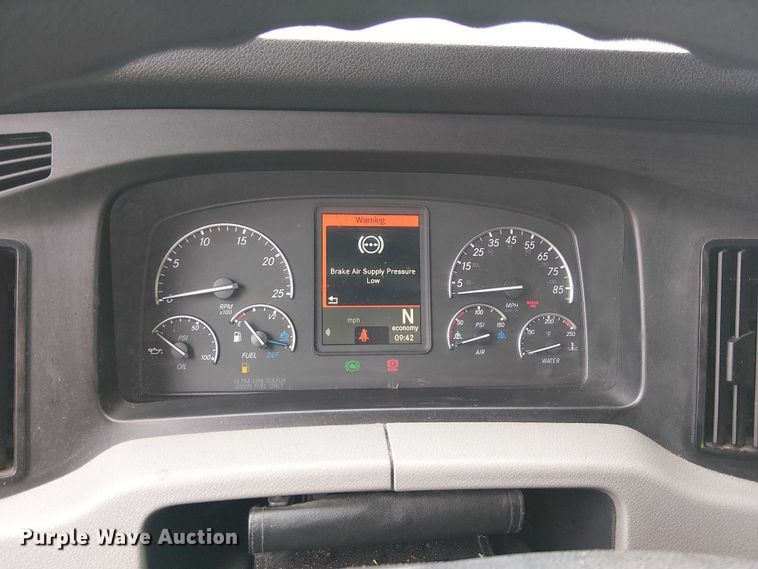 image for item YA1859 2019 Freightliner Cascadia semi truck