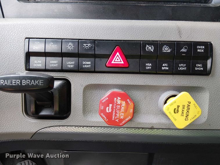 image for item YA1859 2019 Freightliner Cascadia semi truck