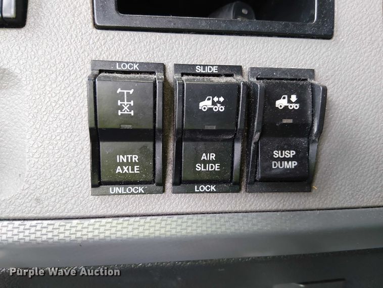 image for item YA1859 2019 Freightliner Cascadia semi truck