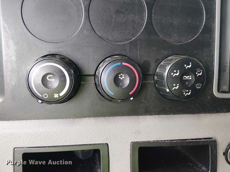 image for item YA1859 2019 Freightliner Cascadia semi truck