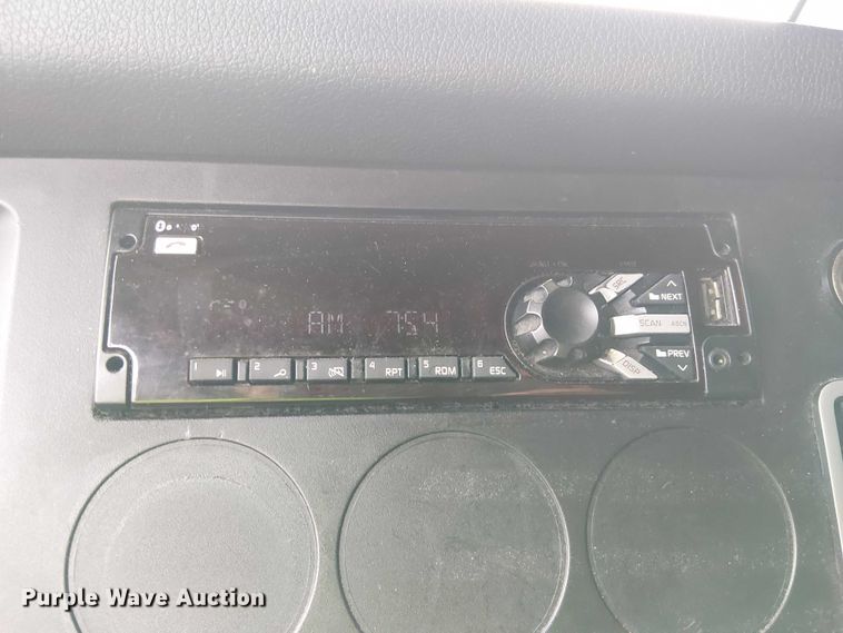 image for item YA1859 2019 Freightliner Cascadia semi truck