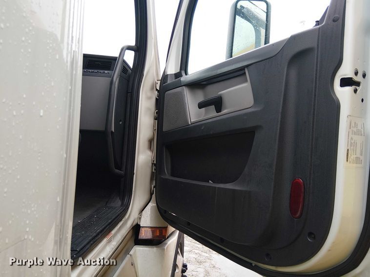 image for item YA1859 2019 Freightliner Cascadia semi truck