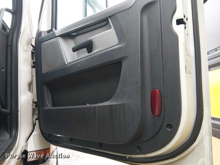 image for item YA1859 2019 Freightliner Cascadia semi truck