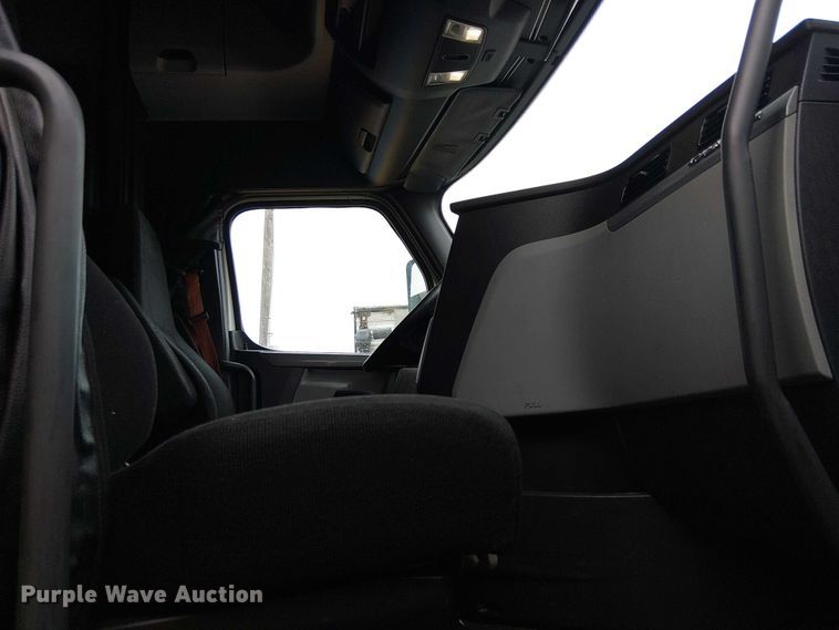 image for item YA1859 2019 Freightliner Cascadia semi truck