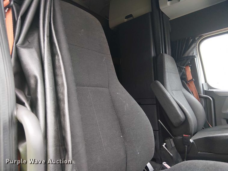 image for item YA1859 2019 Freightliner Cascadia semi truck