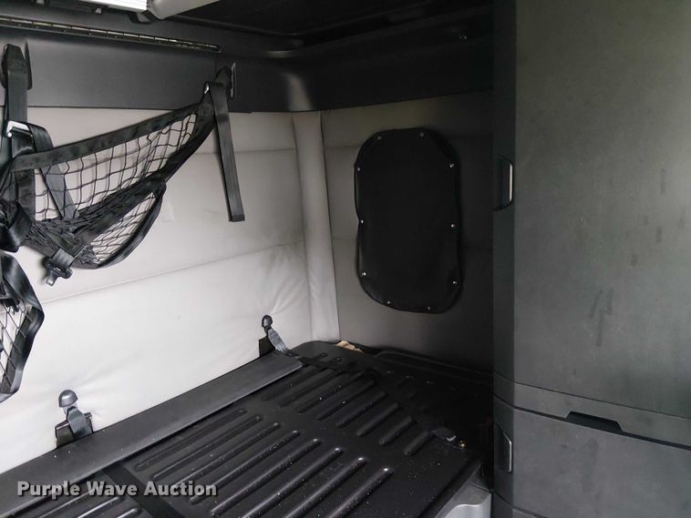 image for item YA1859 2019 Freightliner Cascadia semi truck