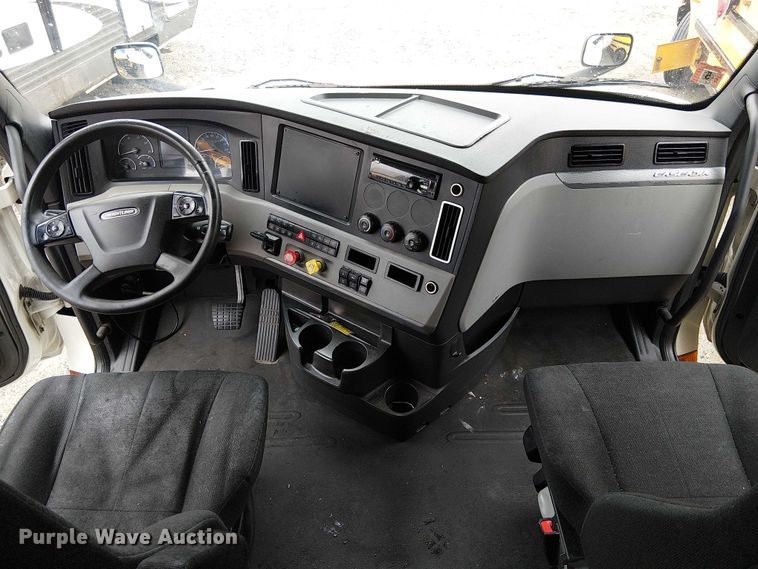 image for item YA1859 2019 Freightliner Cascadia semi truck