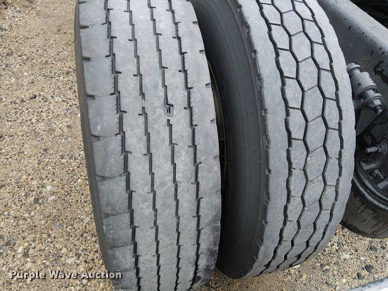 image for item YA1859 2019 Freightliner Cascadia semi truck