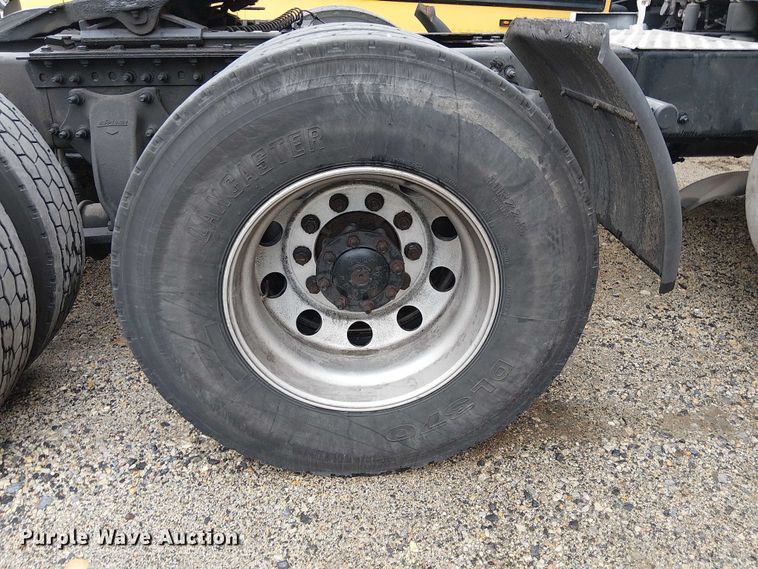 image for item YA1859 2019 Freightliner Cascadia semi truck