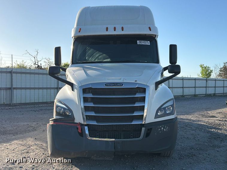 image for item YA1860 2020 Freightliner Cascadia semi truck