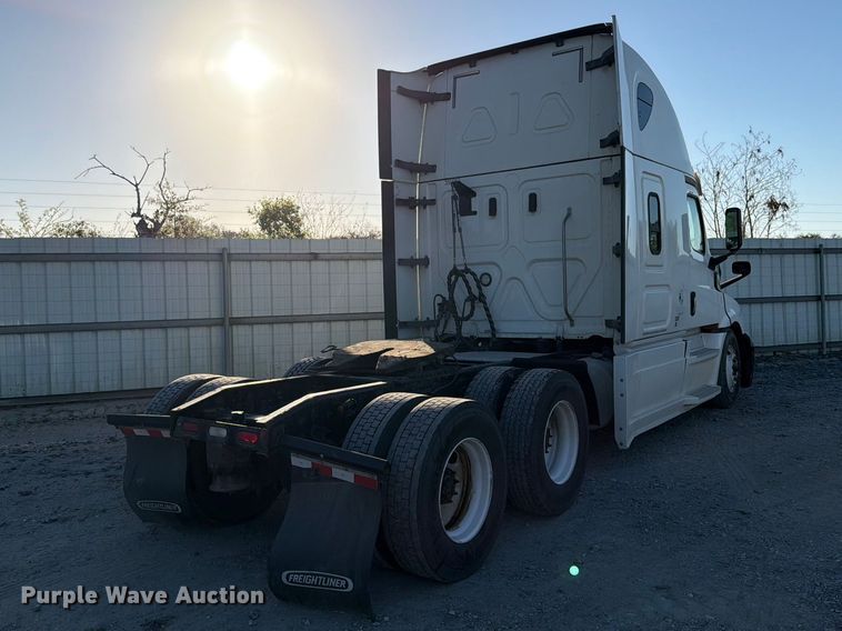 image for item YA1860 2020 Freightliner Cascadia semi truck