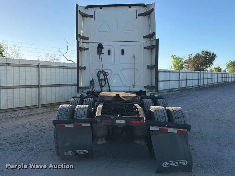 image for item YA1860 2020 Freightliner Cascadia semi truck