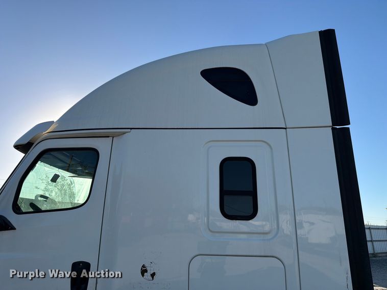 image for item YA1860 2020 Freightliner Cascadia semi truck