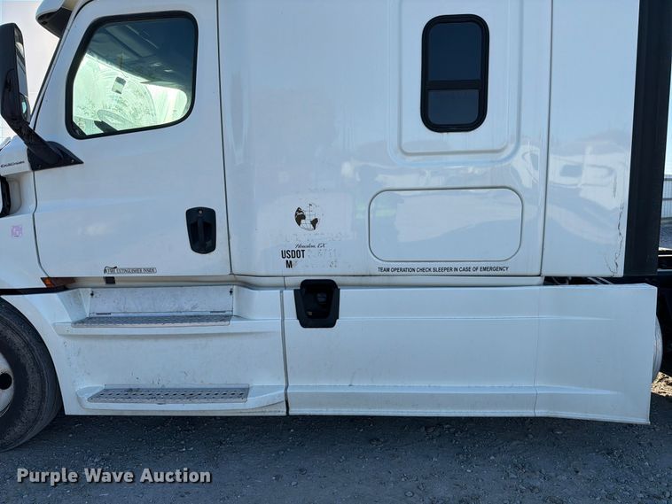 image for item YA1860 2020 Freightliner Cascadia semi truck