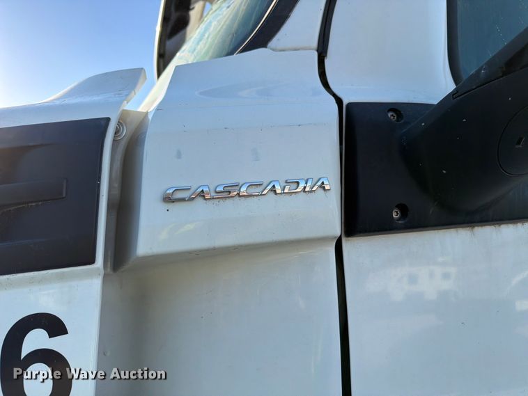 image for item YA1860 2020 Freightliner Cascadia semi truck