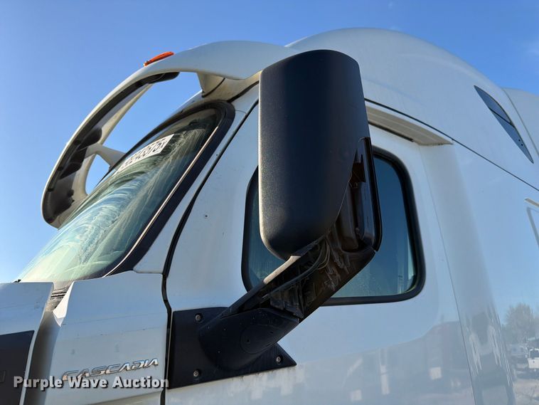 image for item YA1860 2020 Freightliner Cascadia semi truck