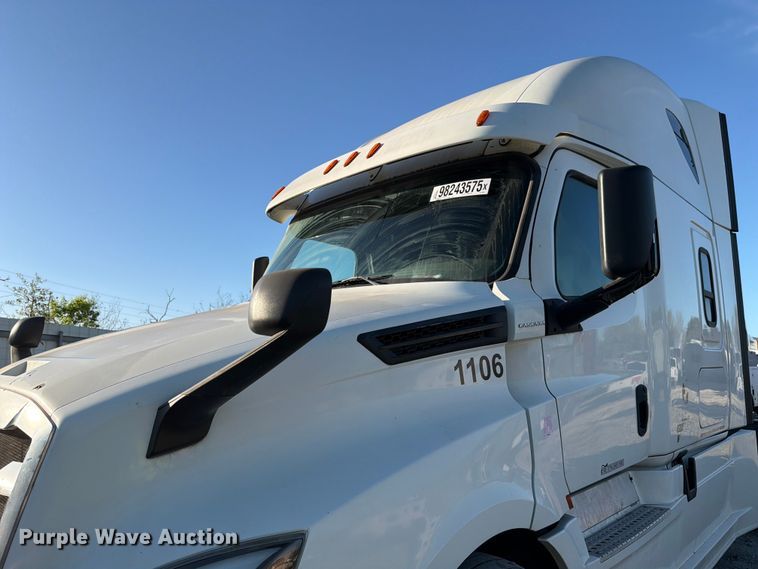 image for item YA1860 2020 Freightliner Cascadia semi truck