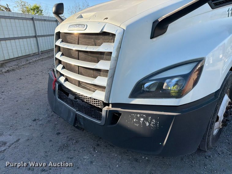 image for item YA1860 2020 Freightliner Cascadia semi truck