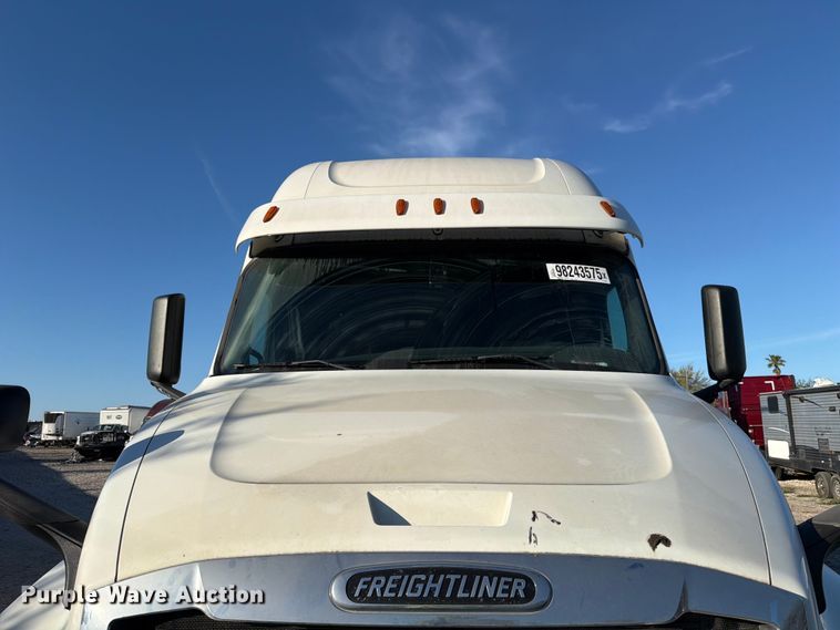 image for item YA1860 2020 Freightliner Cascadia semi truck