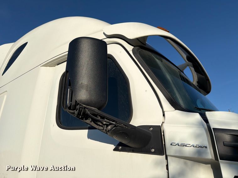 image for item YA1860 2020 Freightliner Cascadia semi truck