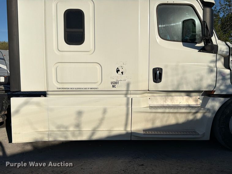 image for item YA1860 2020 Freightliner Cascadia semi truck