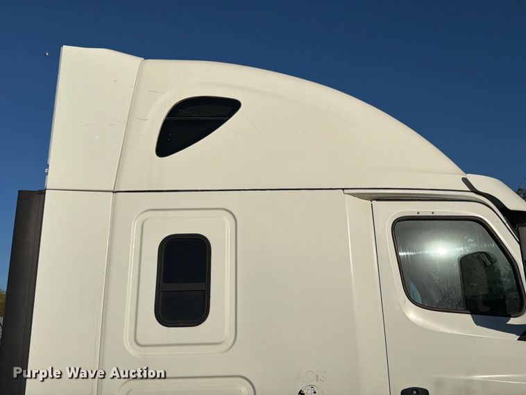 image for item YA1860 2020 Freightliner Cascadia semi truck