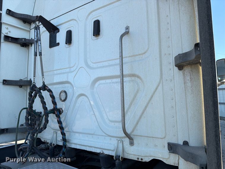 image for item YA1860 2020 Freightliner Cascadia semi truck