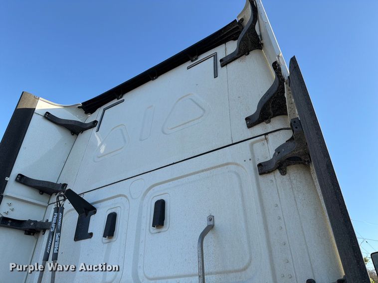 image for item YA1860 2020 Freightliner Cascadia semi truck