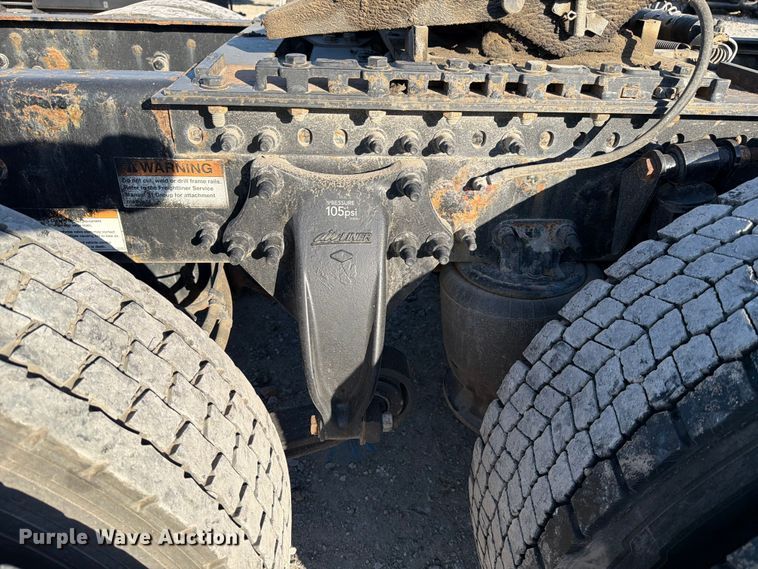 image for item YA1860 2020 Freightliner Cascadia semi truck