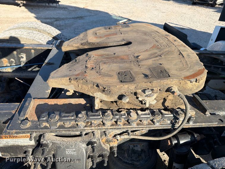 image for item YA1860 2020 Freightliner Cascadia semi truck