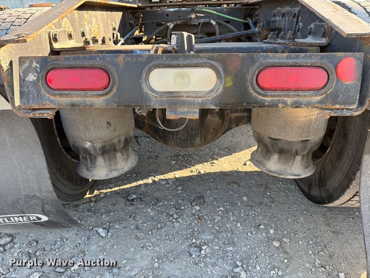 image for item YA1860 2020 Freightliner Cascadia semi truck