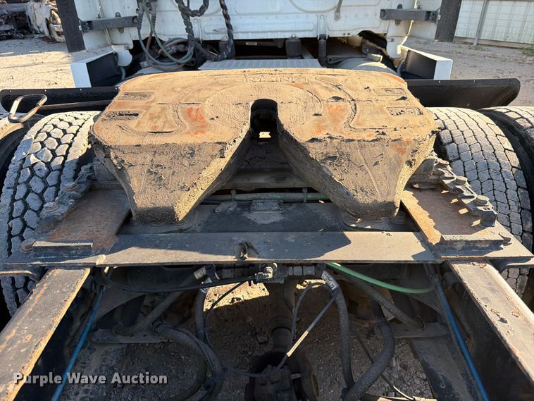 image for item YA1860 2020 Freightliner Cascadia semi truck