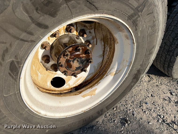 image for item YA1860 2020 Freightliner Cascadia semi truck