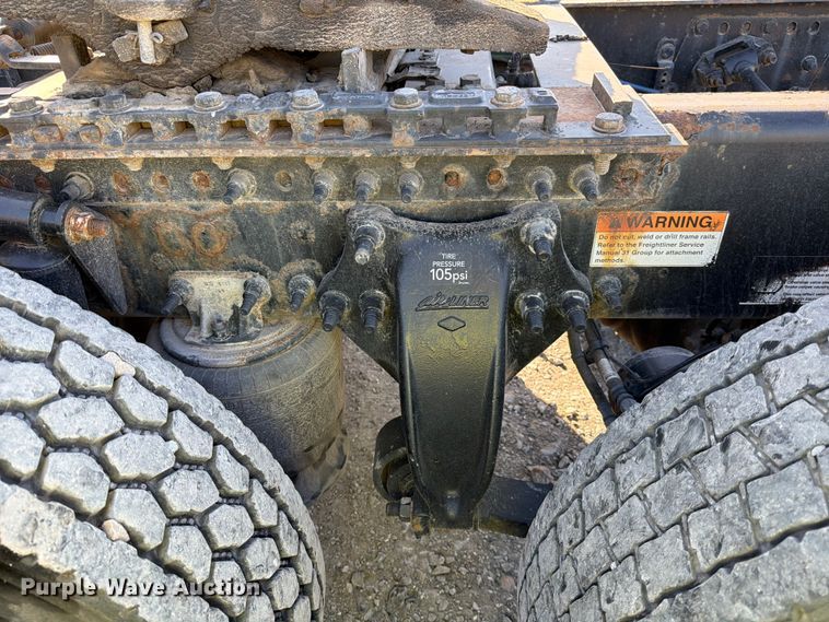 image for item YA1860 2020 Freightliner Cascadia semi truck