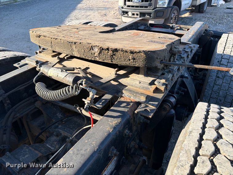 image for item YA1860 2020 Freightliner Cascadia semi truck