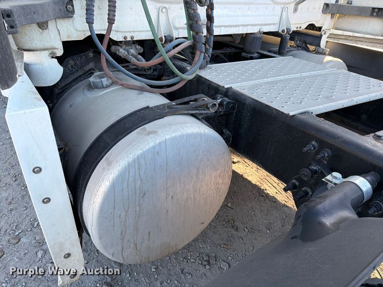 image for item YA1860 2020 Freightliner Cascadia semi truck