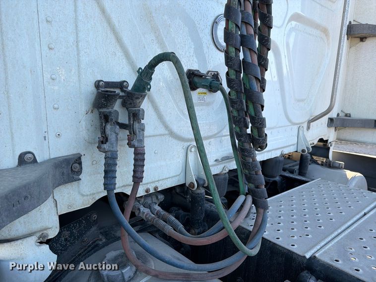 image for item YA1860 2020 Freightliner Cascadia semi truck