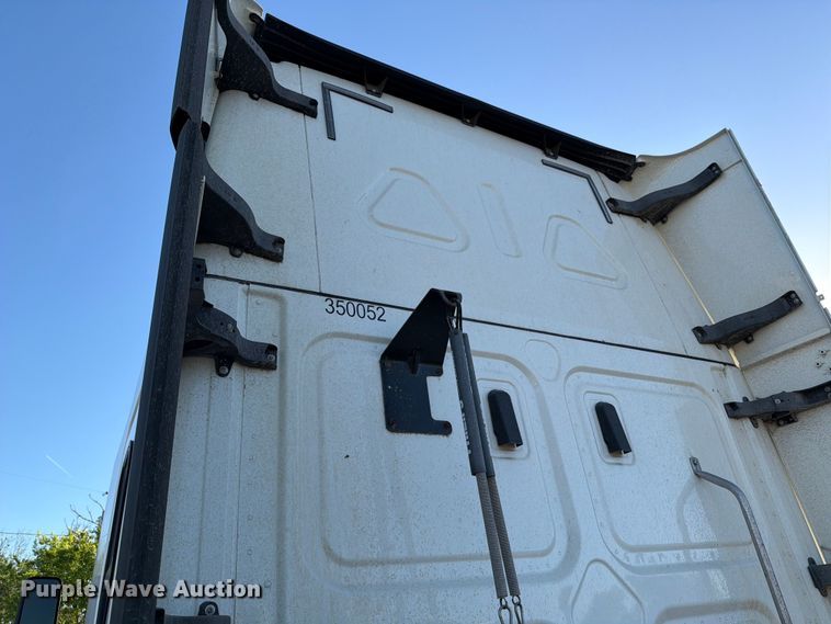 image for item YA1860 2020 Freightliner Cascadia semi truck